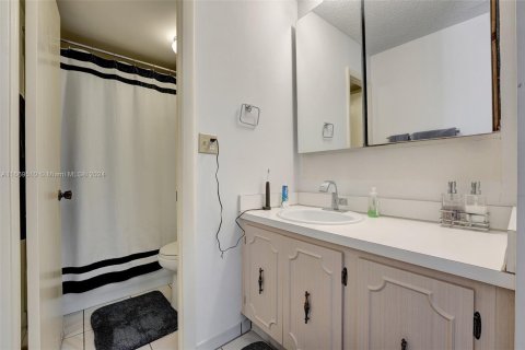 Condo in Hallandale Beach, Florida, 2 bedrooms № 1388023 - photo 25