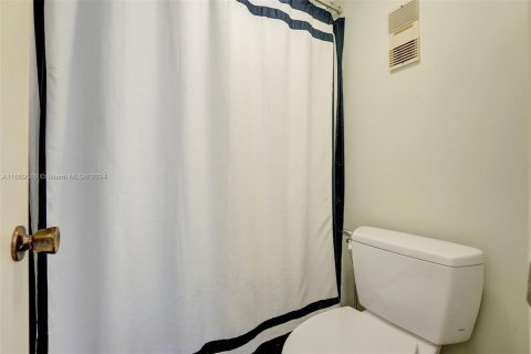 Condo in Hallandale Beach, Florida, 2 bedrooms № 1388023 - photo 7