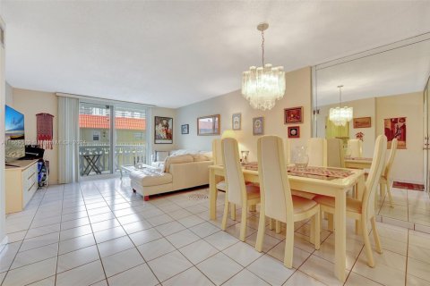 Condo in Hallandale Beach, Florida, 2 bedrooms № 1388023 - photo 1