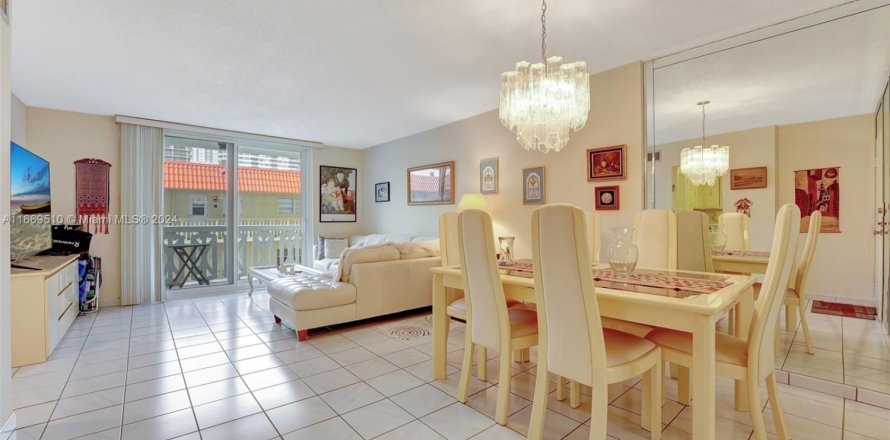 Condo in Hallandale Beach, Florida, 2 bedrooms № 1388023