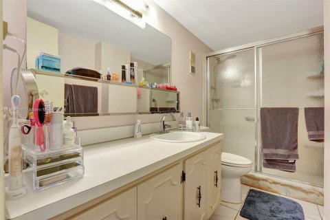 Condo in Hallandale Beach, Florida, 2 bedrooms № 1388023 - photo 10