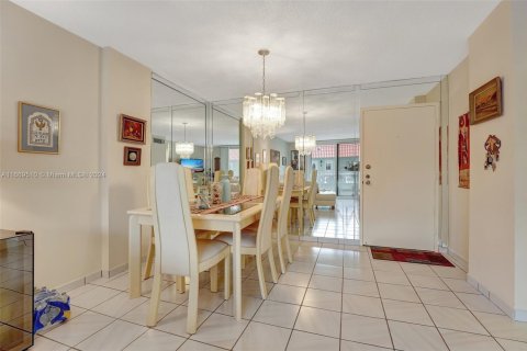 Condo in Hallandale Beach, Florida, 2 bedrooms № 1388023 - photo 15