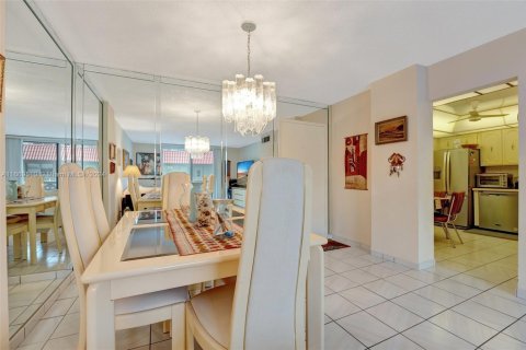 Condo in Hallandale Beach, Florida, 2 bedrooms № 1388023 - photo 16
