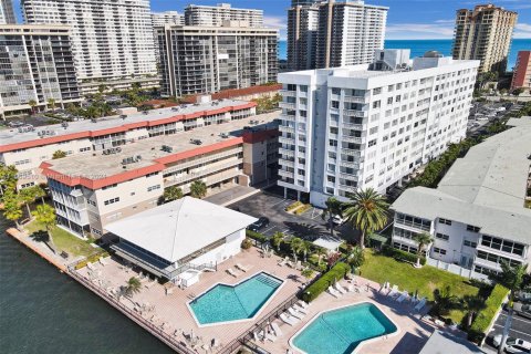 Condo in Hallandale Beach, Florida, 2 bedrooms № 1388023 - photo 12