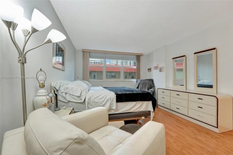 Condo in Hallandale Beach, Florida, 2 bedrooms № 1388023 - photo 4