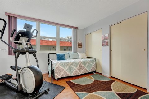 Condo in Hallandale Beach, Florida, 2 bedrooms № 1388023 - photo 9