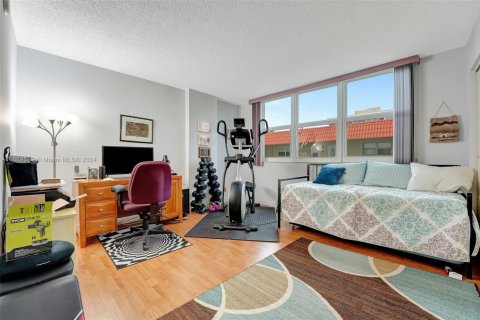 Condo in Hallandale Beach, Florida, 2 bedrooms № 1388023 - photo 8