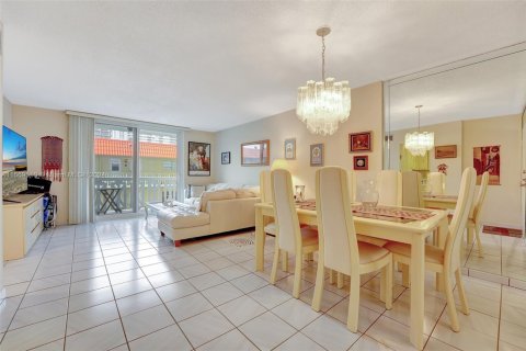 Condo in Hallandale Beach, Florida, 2 bedrooms № 1388023 - photo 19