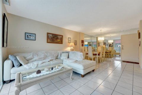 Condo in Hallandale Beach, Florida, 2 bedrooms № 1388023 - photo 5
