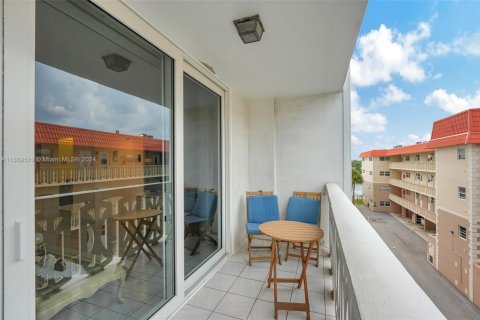 Condo in Hallandale Beach, Florida, 2 bedrooms № 1388023 - photo 6