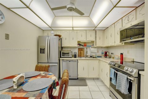 Condo in Hallandale Beach, Florida, 2 bedrooms № 1388023 - photo 18