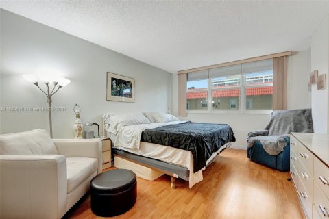 Condo in Hallandale Beach, Florida, 2 bedrooms № 1388023 - photo 23
