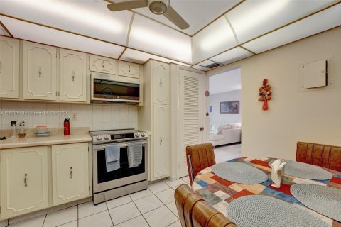 Condo in Hallandale Beach, Florida, 2 bedrooms № 1388023 - photo 13