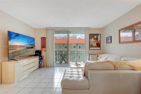 Condo in Hallandale Beach, Florida, 2 bedrooms № 1388023 - photo 2