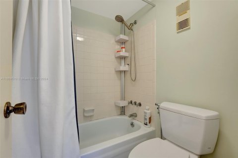 Condo in Hallandale Beach, Florida, 2 bedrooms № 1388023 - photo 26