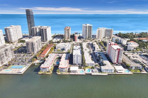 Condo in Hallandale Beach, Florida, 2 bedrooms № 1388023 - photo 11