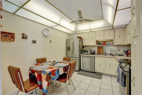 Condo in Hallandale Beach, Florida, 2 bedrooms № 1388023 - photo 17