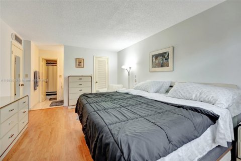 Condo in Hallandale Beach, Florida, 2 bedrooms № 1388023 - photo 24
