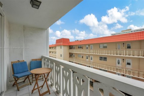 Condo in Hallandale Beach, Florida, 2 bedrooms № 1388023 - photo 21
