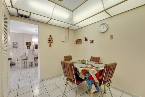 Condo in Hallandale Beach, Florida, 2 bedrooms № 1388023 - photo 14
