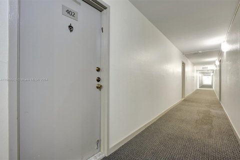 Condo in Hallandale Beach, Florida, 2 bedrooms № 1388023 - photo 27