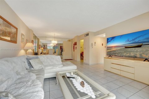 Condo in Hallandale Beach, Florida, 2 bedrooms № 1388023 - photo 3