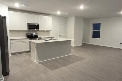 House in Winter Haven, Florida 4 bedrooms, 174.66 sq.m. № 2215577 - photo 4