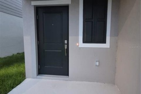 House in Winter Haven, Florida 4 bedrooms, 174.66 sq.m. № 2215577 - photo 2