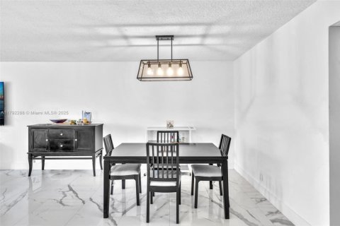 Condominio en venta en Hallandale Beach, Florida, 2 dormitorios, 104.98 m2 № 1863699 - foto 9