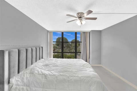 Condominio en venta en Hallandale Beach, Florida, 2 dormitorios, 104.98 m2 № 1863699 - foto 17