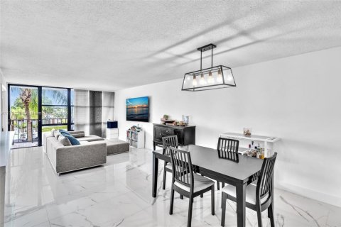 Condominio en venta en Hallandale Beach, Florida, 2 dormitorios, 104.98 m2 № 1863699 - foto 7