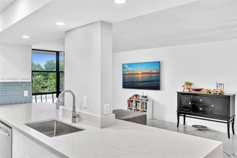 Condominio en venta en Hallandale Beach, Florida, 2 dormitorios, 104.98 m2 № 1863699 - foto 6