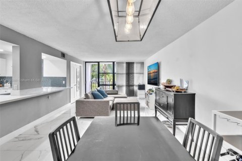 Condominio en venta en Hallandale Beach, Florida, 2 dormitorios, 104.98 m2 № 1863699 - foto 10