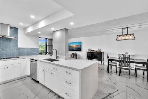Condominio en venta en Hallandale Beach, Florida, 2 dormitorios, 104.98 m2 № 1863699 - foto 12