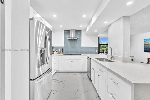 Condominio en venta en Hallandale Beach, Florida, 2 dormitorios, 104.98 m2 № 1863699 - foto 13