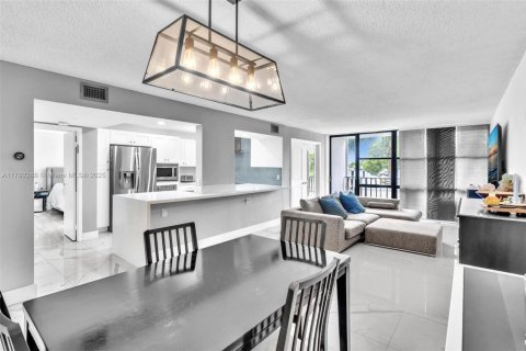 Condominio en venta en Hallandale Beach, Florida, 2 dormitorios, 104.98 m2 № 1863699 - foto 8