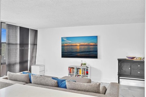 Condominio en venta en Hallandale Beach, Florida, 2 dormitorios, 104.98 m2 № 1863699 - foto 2