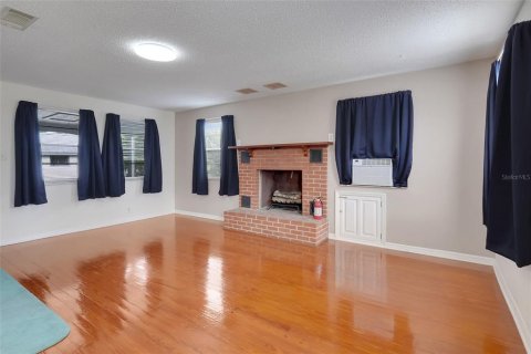 House in Astatula, Florida 2 bedrooms, 124.86 sq.m. № 2266531 - photo 10