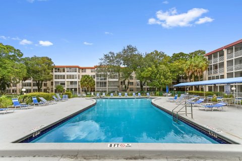 Condominio en Lauderdale Lakes, Florida, 1 dormitorio  № 2082436