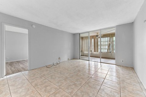 Condominio en venta en Lauderdale Lakes, Florida, 1 dormitorio, 65.5 m2 № 2082436 - foto 3