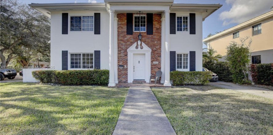 Commercial property in Coral Gables, Florida 429.58 sq.m. № 1985101