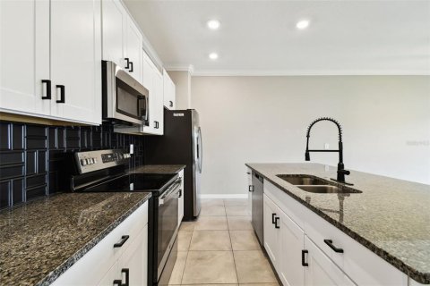 Townhouse in Land O' Lakes, Florida 3 bedrooms, 148.74 sq.m. № 1823062 - photo 10