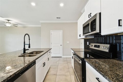 Townhouse in Land O' Lakes, Florida 3 bedrooms, 148.74 sq.m. № 1823062 - photo 9
