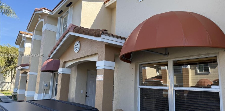 Adosado en Miami, Florida 2 dormitorios, 121.52 m2 № 2004608