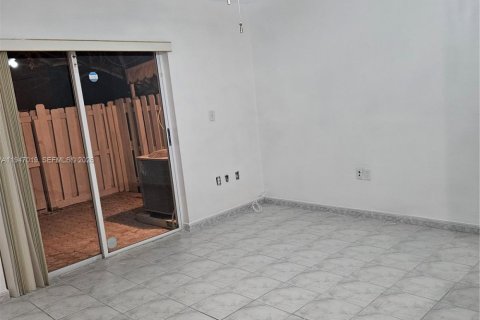 Adosado en venta en Miami, Florida, 2 dormitorios, 121.52 m2 № 2004608 - foto 4