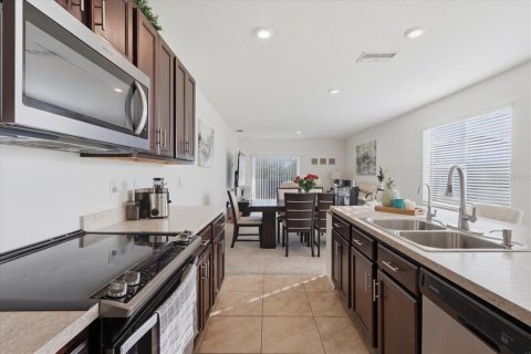 House in Davenport, Florida 3 bedrooms, 152.82 sq.m. № 2218490 - photo 12