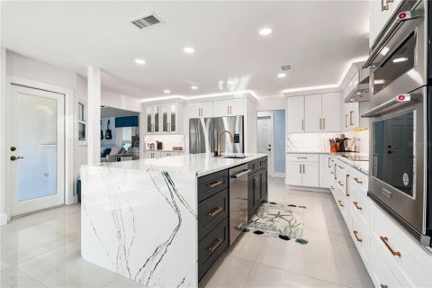 House in Sarasota, Florida 3 bedrooms, 226.12 sq.m. № 2156584 - photo 8