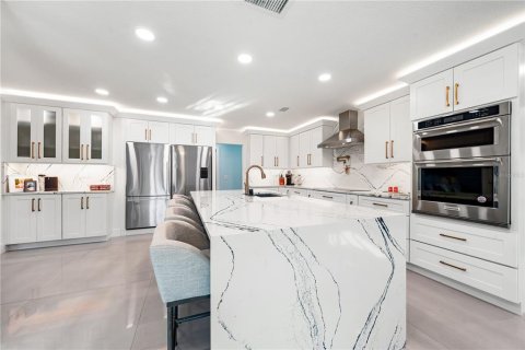 House in Sarasota, Florida 3 bedrooms, 226.12 sq.m. № 2156584 - photo 6