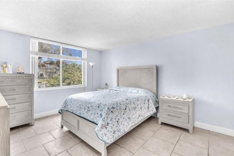 Condo in Lauderdale Lakes, Florida, 2 bedrooms  № 1861398 - photo 16