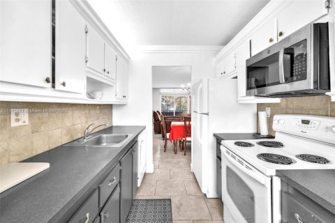 Condo in Lauderdale Lakes, Florida, 2 bedrooms  № 1861398 - photo 8